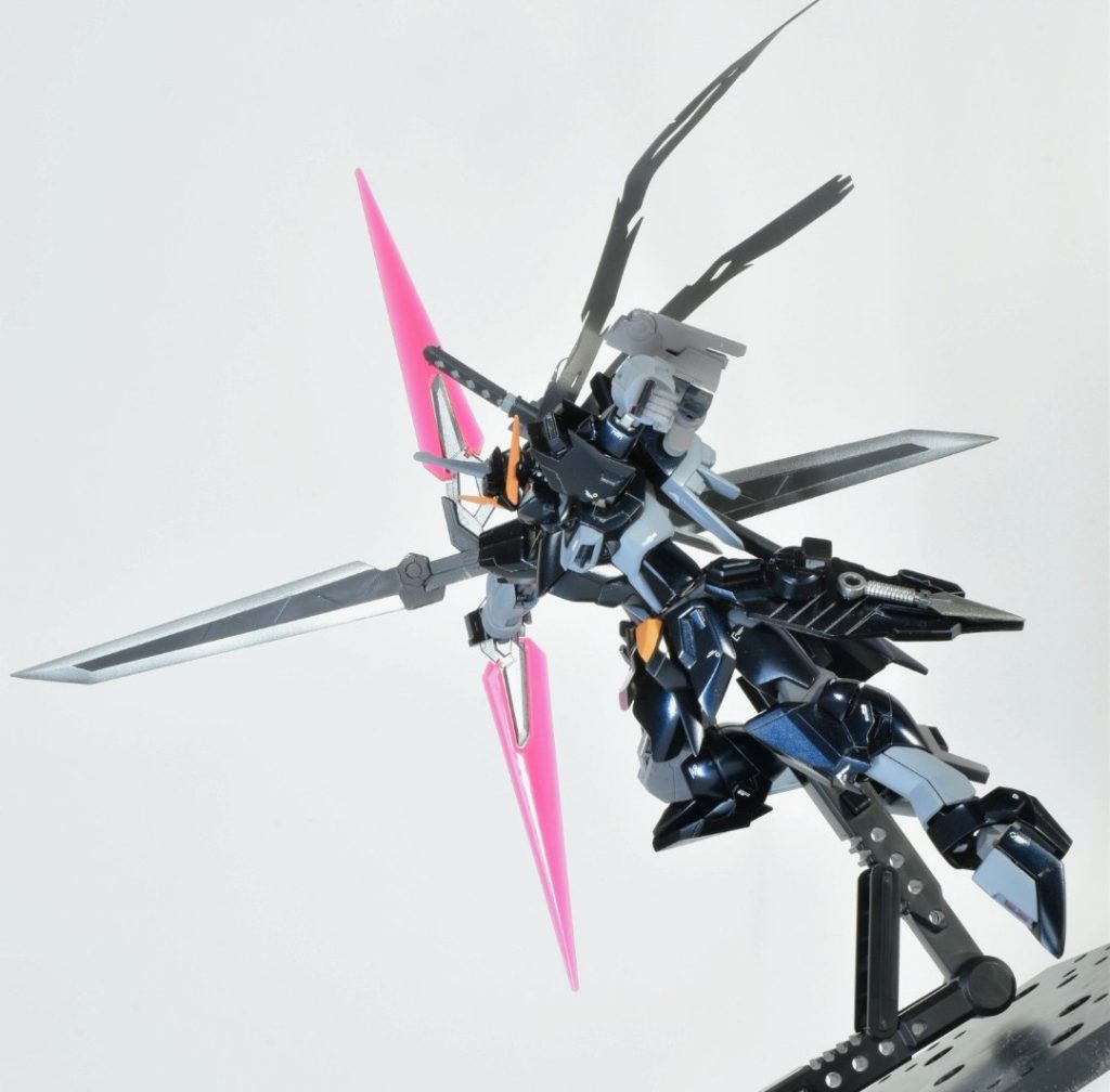 光刃一体大型手裏剣「ハヤテ」忍者といえば手裏剣!!それも大きいものをぶん投げさせたかった。背部ブレードをジョイントに接続することで、大型手裏剣になります。これがやりたかった…。