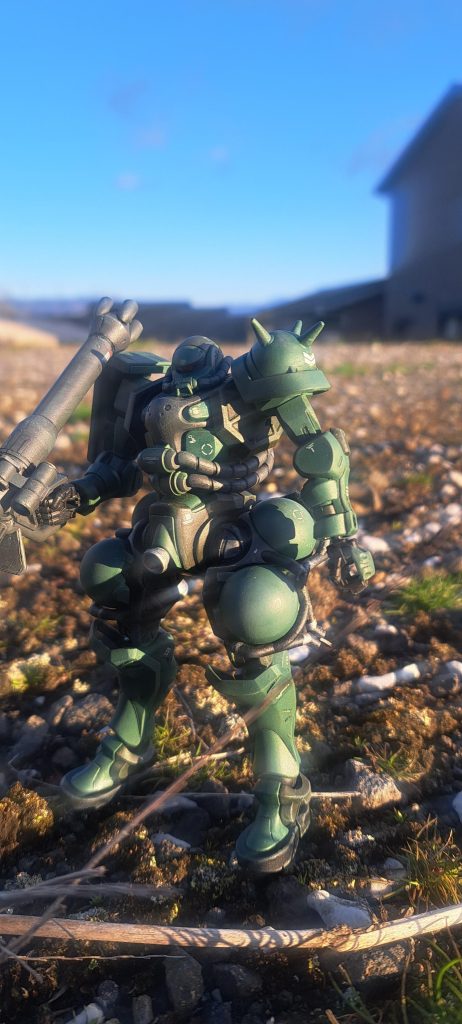 以前、朝日の野外撮影も良いですよとアドバイス頂いていたので、まだ朝日に間に合うかな?寝間着のままロケ地になる住んでるアパートの駐車場へレッツゴー。