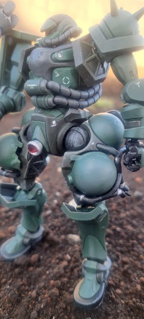 立ちションするとこ探してる。じゃありません。しかし野外ロケいいなぁ。自分のキットカッコよく見える気がする。でもGQの量産型はいつか欲しかったのでちょっとちゃんと塗装したので、自己満足もタップリです。ただ汚しをどうしよう。せっかくよく塗ったのに塗装を台無しにしたくない。ウェザリングマスターでほどほどにしよう。艶消しサッーと吹いてマスターをポンポン。おっいいんじゃない。仕上げの艶消しだっ。あれっ?もう少しウェザリングマスターお化粧すればよかったかな。今回もご覧頂きありがとうございます。