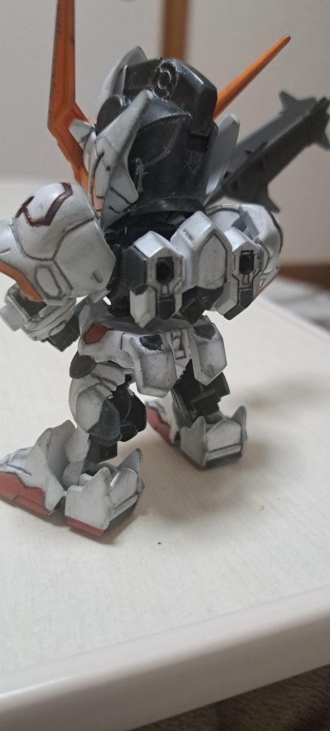 やっぱり小さいのにこのプロポーションのおかげでカッコいい。スネの肉抜きも黒く塗ってしまったので気になりません。