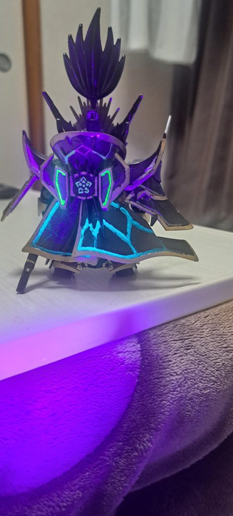 UVライトでピコーン。粗さが丸見え。でもこれでいいのだ。モワ〜と光って怪しく見えてる気がします。信長専用の馬もあるようなのでいつか見つけたら是非乗せてあげないと。ちなみに必殺技の絶刀なんですが塗装時早々ポキンってなったので無しです。早々心折れるとこでした。なんとか細いとこも気持ちはコツコツ丁寧に頑張り、光沢クリア吹き、流石光沢テカテカしたぞと。背中の家紋もまぁまぁ上手くいったので満足です。またまたご覧頂きありがとうございました。久々HG作ろうかな何かないかな。