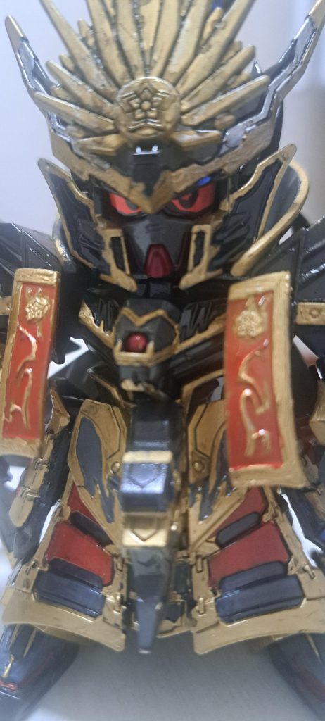 わりと細い塗り分け老眼にムチ打ちました。黒い機体にゴールドがよく映えてる自画自賛。黒いとこは塗ってからスモークブラックを上塗りしました。光沢仕上げです。