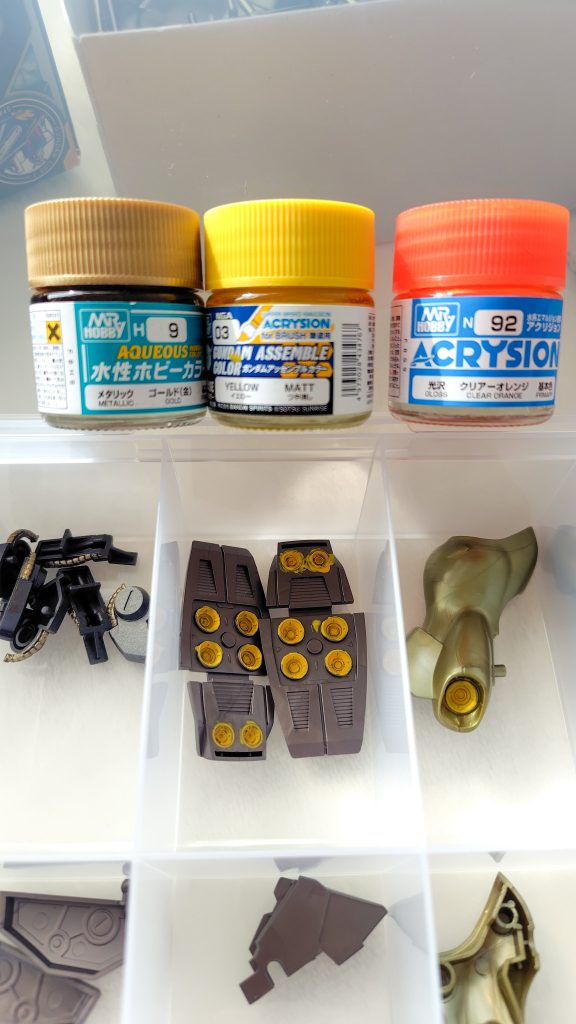 当初は筆塗りイエローをベースにゴールド以外全混ぜでしたが、マットすぎるのが気にくわなくて、結局マジックリンで落として、それぞれ別に塗り直しました
