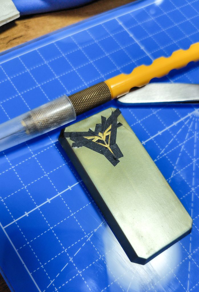 ノーマルじゃないので、付属シールの色が合わないなと思い、マスキングして筆塗り