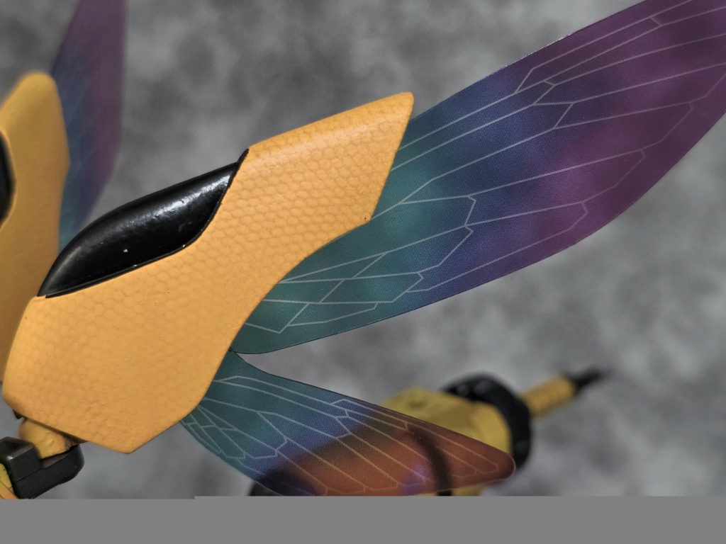 今回試してみたのが、この翅の装甲部のあみあみのパターンです。色味が近すぎて近づかないと全然わかりません（笑）これは金魚の網を使ったもので、自分が憧れているらばさんhttps://x.com/ravrav52521という滅茶苦茶格好良い塗装をブログやYouTubeで教えてくれる方が紹介されてたものです。自分はうまく出来なかったですが、ご本人の作品はとんでもなく格好良いですし、塗装技法がとても勉強になるので是非見てください(*´ω｀*)