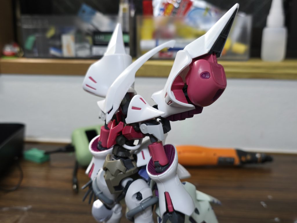 作品名：恐るべしAI<p>今回スジ彫りに挑戦したく、AIにスジ彫りどんな感じにしたらいい？ってなんの気なしに聞いたらですね…勝手にデカールまで貼りやがりましたよ…格好良すぎるやろ…これ超える技術ないよ… しかもリアル過ぎませんか…？ガンプラのコン [&hellip;]</p>
