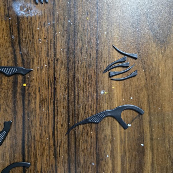 皆様製作お疲れ様です！宇宙世紀コンに向けて製作しているキュベレイを、今回は記録として残そうと思います！まずは腕の所のディティールをあげようと思い、マニュピレーターを改造しています！ダムドの様な大きいマニュピレーター格好良いですよね！そこまで大きくは出来ませんが、可動を残したまま写真のような魔女の爪みたいな形にしました(*´ω｀*)この爪の正体は…糸ようじ！です。（小林製薬の…）丁度良い大きさ、鋭さで上手くフィットしてくれました(*´ω｀*)ちゃんと接着剤が硬化したら削り込んで整えたいと思います(*´ω｀*)（2枚目）