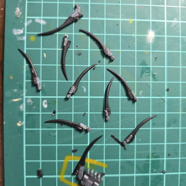 皆様製作お疲れ様です！宇宙世紀コンに向けて製作しているキュベレイを、今回は記録として残そうと思います！まずは腕の所のディティールをあげようと思い、マニュピレーターを改造しています！ダムドの様な大きいマニュピレーター格好良いですよね！そこまで大きくは出来ませんが、可動を残したまま写真のような魔女の爪みたいな形にしました(*´ω｀*)この爪の正体は…糸ようじ！です。（小林製薬の…）丁度良い大きさ、鋭さで上手くフィットしてくれました(*´ω｀*)ちゃんと接着剤が硬化したら削り込んで整えたいと思います(*´ω｀*)（3枚目）