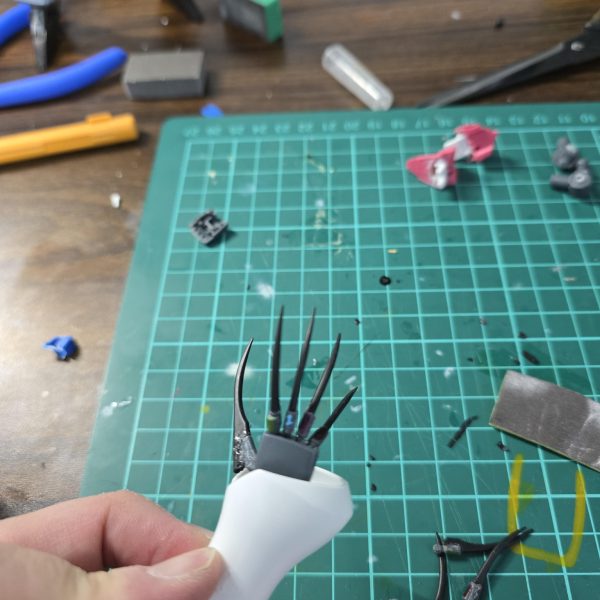 皆様製作お疲れ様です！宇宙世紀コンに向けて製作しているキュベレイを、今回は記録として残そうと思います！まずは腕の所のディティールをあげようと思い、マニュピレーターを改造しています！ダムドの様な大きいマニュピレーター格好良いですよね！そこまで大きくは出来ませんが、可動を残したまま写真のような魔女の爪みたいな形にしました(*´ω｀*)この爪の正体は…糸ようじ！です。（小林製薬の…）丁度良い大きさ、鋭さで上手くフィットしてくれました(*´ω｀*)ちゃんと接着剤が硬化したら削り込んで整えたいと思います(*´ω｀*)（4枚目）