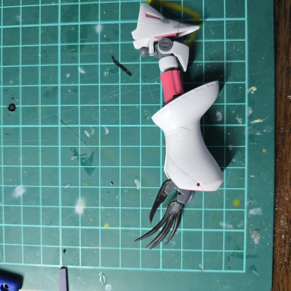 お疲れ様です。クリーム宗田です( ﾟДﾟ)今回初挑戦しております、スジボリでございますが・・・ありえんくらいムズイ( ﾟДﾟ)そもそもキュベレイって丸みのあるデザインだからむずかしいんじゃ・・・と思いつつも失敗した部分を埋めつつ彫っています。彫った跡を綺麗にならすには何がいいんですかね・・・ひとまず腕はOKとして、次は脚部に行きます！（3枚目）