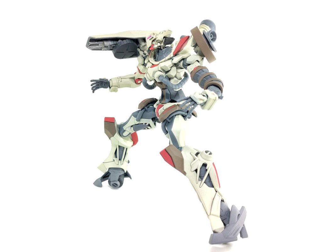 右肩にはシールドを装備しています。裏側にはバルカンを取り付けて、ふいうちに使います。