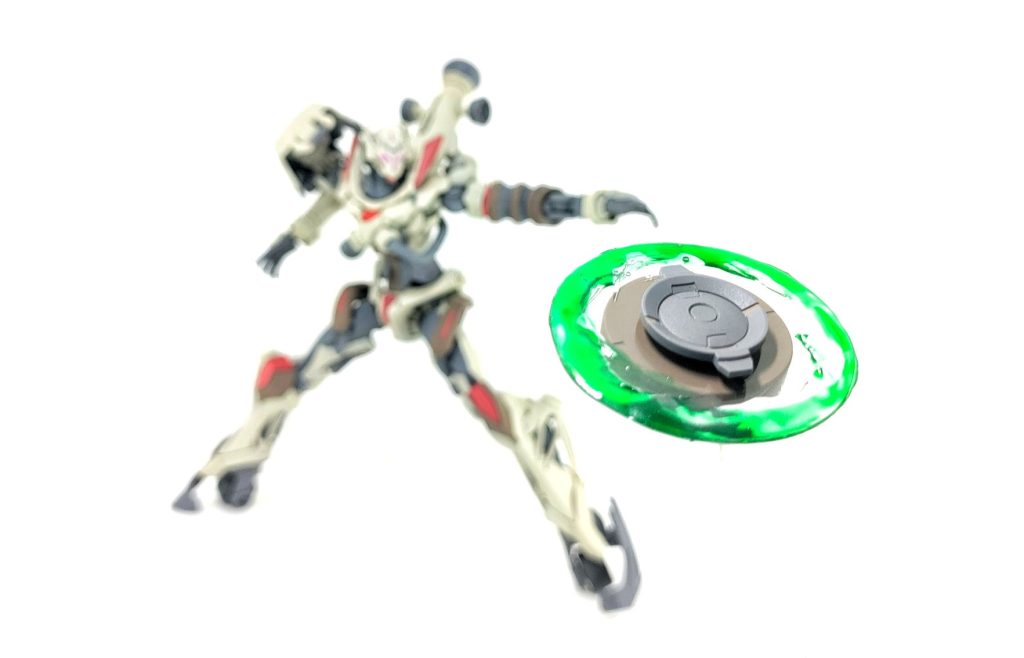 投げるとビームを出しながら飛びます。