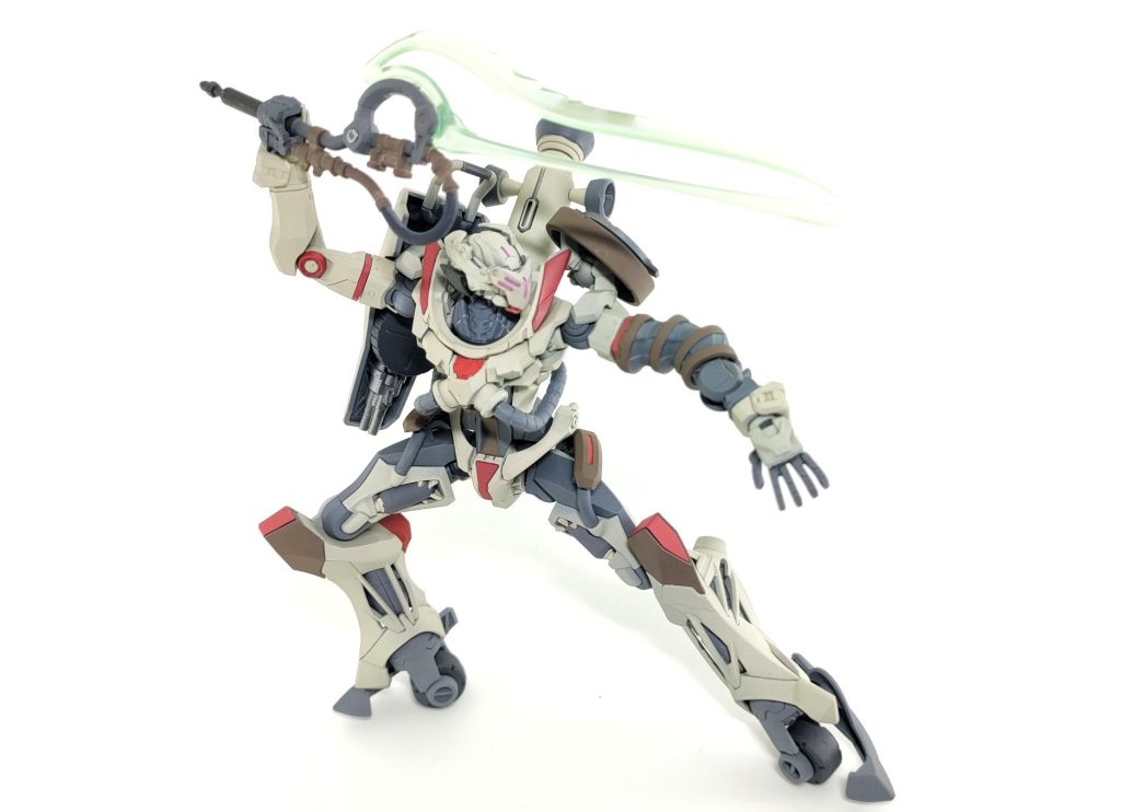 腰にはビームアックスがついています。補修していくうちにパーツが足され、結果的にリーチが伸びました。