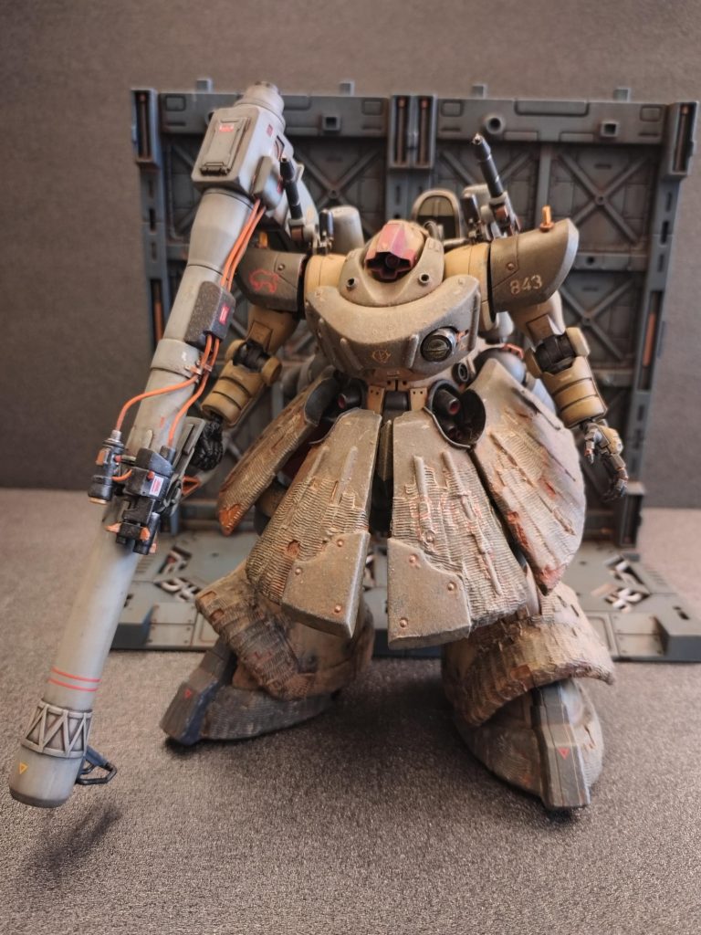 (とは言え無重力では3本足の安定性も必要ないだろう)その時、脳内では二本脚での浮遊走行より、三本脚の浮遊走行の断然安定性が高いはず…　そして…今の製作トレンドとは乖離した泥に塗れる地上の設定に…