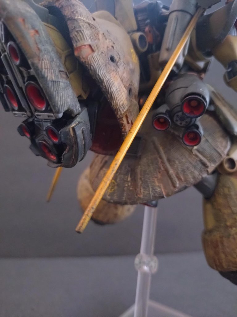 ファーストG製作時にアニメーター数が圧倒的に不足しており、何枚もセル画を描く時間がなく「だったら滑らせてしまえ！」と画を固めたままで済むドムのホバリングが生まれたと聞いたことがあります。今はドム=滑りモノの認識がありますが、それは人手不足が偶然できたものと思うと愉快です。