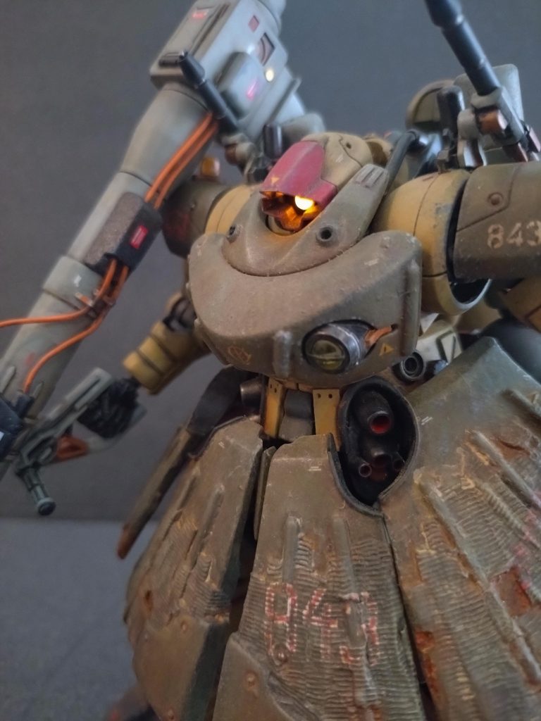 作っては飽きて作っては飽きてを繰り返し…約4ヶ月も掛けて出来た三本脚偽ドム。制作が終わり眺めていると（やっぱ二本脚の方がいいなー）素直にそう思え、3本脚ドムを暗室に閉じ込めました…