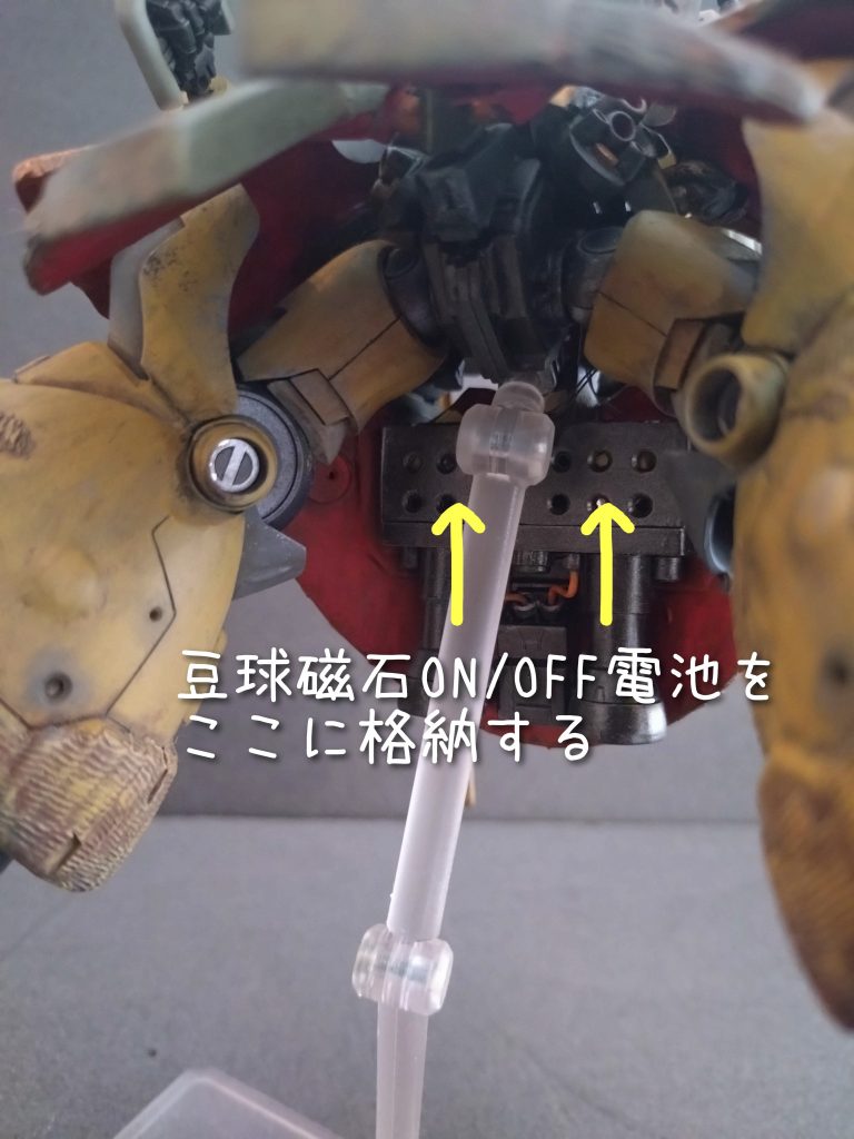 目玉と乳首はマグネットでON/OFFできるLED豆球（ﾌﾙ）を仕込んでいます。邪魔な電池部は造作したスカート裏側に格納するようにしました。光ると興奮しますw