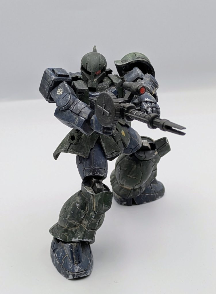 マシンガンのマズル切れ込みが大きく目立っていたので彫りこみ。機動戦士ガンダムのMSはマズルデザインが独特でカッコイイので、そこを活かせたと思います。