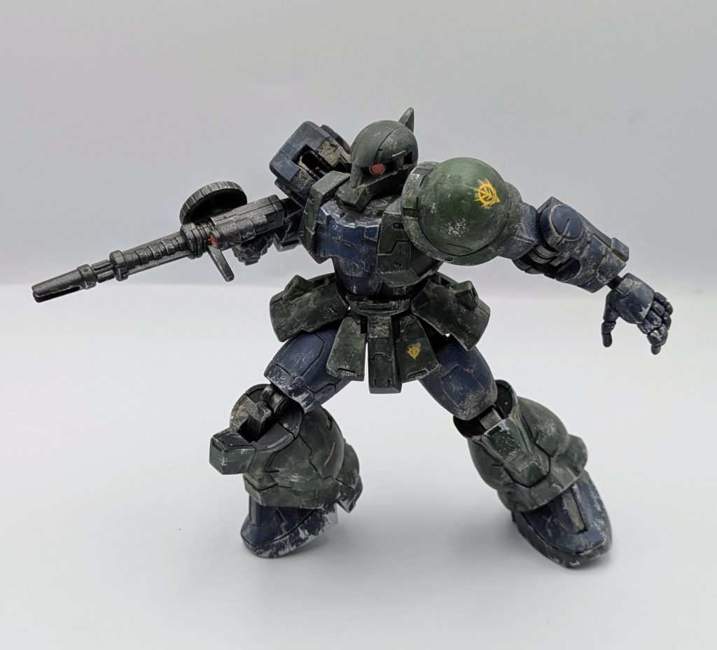 動力パイプが無いため、ザクⅱに比べてポーズが決まります。そしてこのサイズなのにモノアイが動くのが嬉しい作りですね。