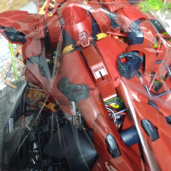 最近色々忙しい中少しずつ出張先で制作してあったジュアッグの塗装してましたが、今日は久しぶりにのんびり時間取れたので塗装進めてました。昨日は息子の新生活の準備でしたが帰りに寄ったBOOKOFFでコレは改造したら楽しいかもとパーツ未チェックのサザビーが安かったので買ってしまいました。積みプラが減りませんが…。（2枚目）