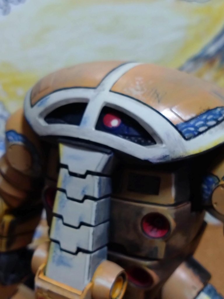 モノアイ周りも見えにくいですが青っぽく塗装してモノアイにはハイライト入れてます。波の様な模様も少々入れてます。