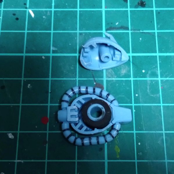 3月は何かと忙しいのですが合間を見つけては塗装して前回の作品が完成しました。4月になれば少し時間が取れると思うのですが今日は少し時間があったので難しい事は無しでHGのグフカスタムを塗装してみようかと思いました。しかし改造用に購入したパチ組完成品ですがバリ等あってバラしてヤスリがけ。しかし今回もグフカスタム。前回実験的にやってみた塗装の違うバージョンの予定でいます。メイン画像の様に頭をもう少し下げてみたくて炙りランナーから首の軸を制作。横から見るとわかりますが普通の改造はひさし部分を細めて悪っぽさを制作するのをよく見てましたが私は逆に頭の後の部分を削ってモノアイ周りのひさし部分の幅を少し広がるようにしてみました。（2枚目）