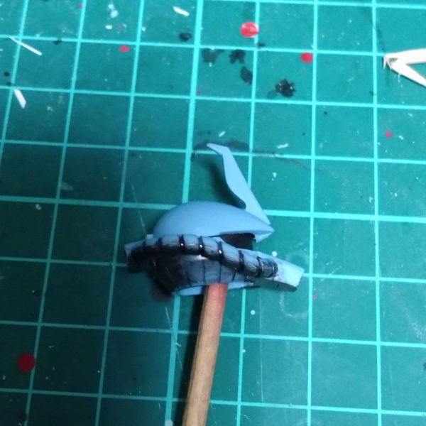 3月は何かと忙しいのですが合間を見つけては塗装して前回の作品が完成しました。4月になれば少し時間が取れると思うのですが今日は少し時間があったので難しい事は無しでHGのグフカスタムを塗装してみようかと思いました。しかし改造用に購入したパチ組完成品ですがバリ等あってバラしてヤスリがけ。しかし今回もグフカスタム。前回実験的にやってみた塗装の違うバージョンの予定でいます。メイン画像の様に頭をもう少し下げてみたくて炙りランナーから首の軸を制作。横から見るとわかりますが普通の改造はひさし部分を細めて悪っぽさを制作するのをよく見てましたが私は逆に頭の後の部分を削ってモノアイ周りのひさし部分の幅を少し広がるようにしてみました。（3枚目）