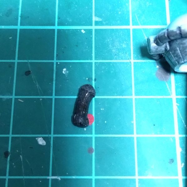 3月は何かと忙しいのですが合間を見つけては塗装して前回の作品が完成しました。4月になれば少し時間が取れると思うのですが今日は少し時間があったので難しい事は無しでHGのグフカスタムを塗装してみようかと思いました。しかし改造用に購入したパチ組完成品ですがバリ等あってバラしてヤスリがけ。しかし今回もグフカスタム。前回実験的にやってみた塗装の違うバージョンの予定でいます。メイン画像の様に頭をもう少し下げてみたくて炙りランナーから首の軸を制作。横から見るとわかりますが普通の改造はひさし部分を細めて悪っぽさを制作するのをよく見てましたが私は逆に頭の後の部分を削ってモノアイ周りのひさし部分の幅を少し広がるようにしてみました。（4枚目）