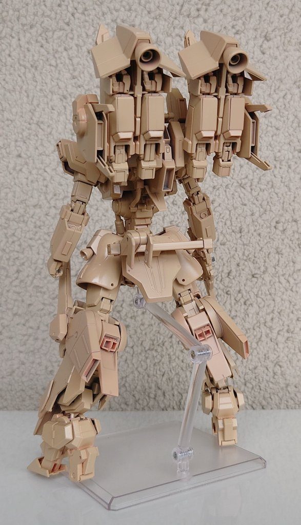 背中。よく見ると、腕の関節が逆に…