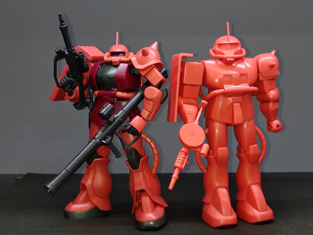 最初のシャアザクとHGUC234の最新版のシャアザクの素組み。