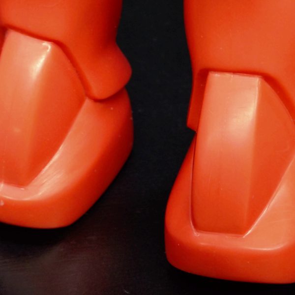 アッグに使ってしまったバックパックの代わりはどうしよう…？宇宙世紀コンテストは全部で３体出品予定です。シャアザクはその内の１体です。残り２体も実は旧キットとなります(笑)まぁシャアザクは以前から一回やってみたかったネタ枠扱いなのですが(^_^;)塗装しないでラインだけを消すという作業をしたのですが、成形色が赤なので変色がし易くゲートが濃くなったり改造でちょっと無理するとすぐ白化したりと正直かなり苦労しました〜意地をはらずにシャアピンクでも吹いておけば良かったかも(-_-;)変色のせいもあるのか上手くパーティングラインを消せなかった部分が多々あり、作品としてはちょっと見劣った感が拭えませんでした。次は塗装前提で(笑)3/11追加　このシャアザクは関節部全てにポリキャップを入れてあります。一部は分解可能です。腰が細過ぎて足は外せませんでした。足と背中にマグネットを入れてますので、金属の上なら斜めでも立ちます(笑)&nbsp;（3枚目）