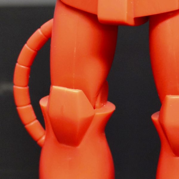 アッグに使ってしまったバックパックの代わりはどうしよう…？宇宙世紀コンテストは全部で３体出品予定です。シャアザクはその内の１体です。残り２体も実は旧キットとなります(笑)まぁシャアザクは以前から一回やってみたかったネタ枠扱いなのですが(^_^;)塗装しないでラインだけを消すという作業をしたのですが、成形色が赤なので変色がし易くゲートが濃くなったり改造でちょっと無理するとすぐ白化したりと正直かなり苦労しました〜意地をはらずにシャアピンクでも吹いておけば良かったかも(-_-;)変色のせいもあるのか上手くパーティングラインを消せなかった部分が多々あり、作品としてはちょっと見劣った感が拭えませんでした。次は塗装前提で(笑)3/11追加　このシャアザクは関節部全てにポリキャップを入れてあります。一部は分解可能です。腰が細過ぎて足は外せませんでした。足と背中にマグネットを入れてますので、金属の上なら斜めでも立ちます(笑)&nbsp;（4枚目）