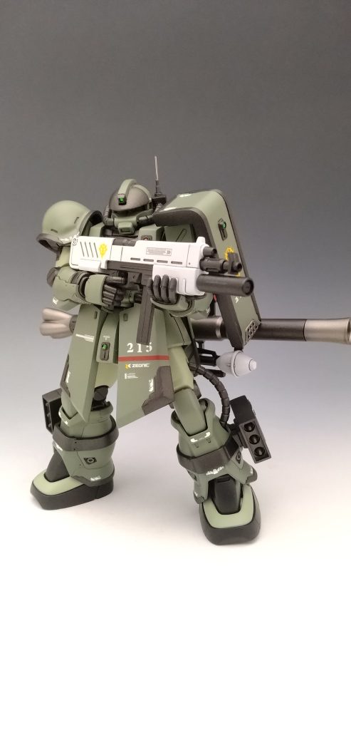 MMPマシンガンを構えた状態です。白いマシンガンはリアリティが…と気にはならなくもないですけどやっぱり白いマシンガンってカッコいいので白く塗装しました。