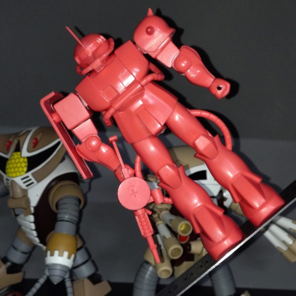 アッグに使ってしまったバックパックの代わりはどうしよう…？宇宙世紀コンテストは全部で３体出品予定です。シャアザクはその内の１体です。残り２体も実は旧キットとなります(笑)まぁシャアザクは以前から一回やってみたかったネタ枠扱いなのですが(^_^;)塗装しないでラインだけを消すという作業をしたのですが、成形色が赤なので変色がし易くゲートが濃くなったり改造でちょっと無理するとすぐ白化したりと正直かなり苦労しました〜意地をはらずにシャアピンクでも吹いておけば良かったかも(-_-;)変色のせいもあるのか上手くパーティングラインを消せなかった部分が多々あり、作品としてはちょっと見劣った感が拭えませんでした。次は塗装前提で(笑)3/11追加　このシャアザクは関節部全てにポリキャップを入れてあります。一部は分解可能です。腰が細過ぎて足は外せませんでした。足と背中にマグネットを入れてますので、金属の上なら斜めでも立ちます(笑)&nbsp;（5枚目）