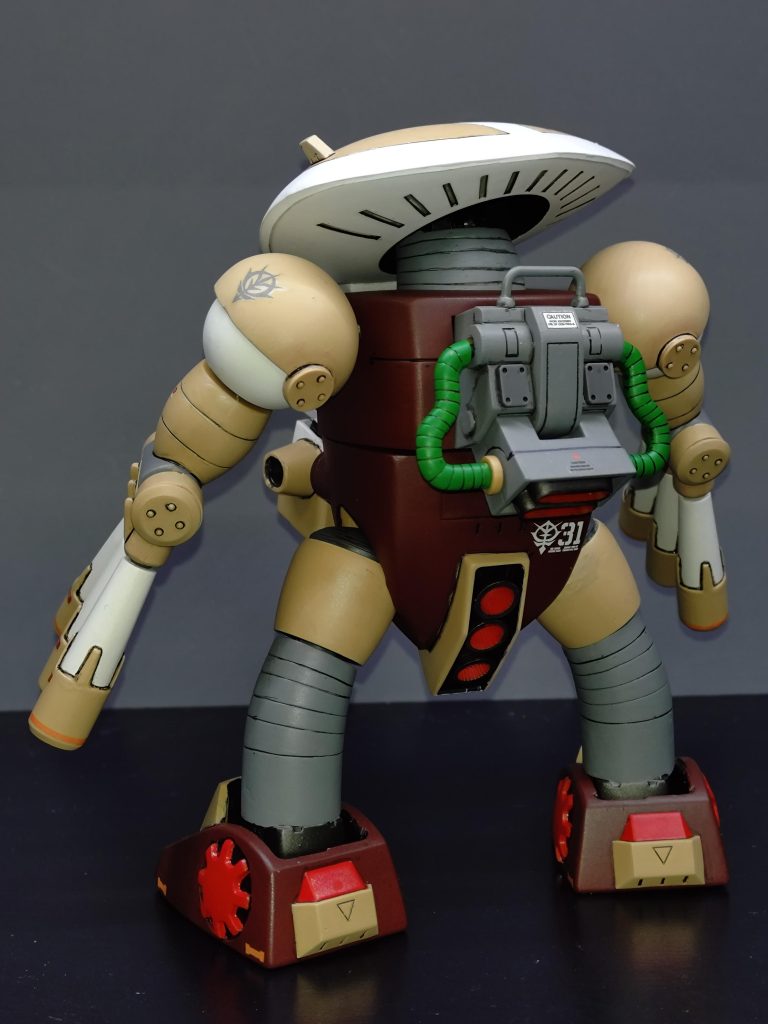 後姿。バックパックのメインスラスターの部分を少し変更。本体の影塗り忘れてて結構目立ちますね…胴体の可動とかHGを意識してます。