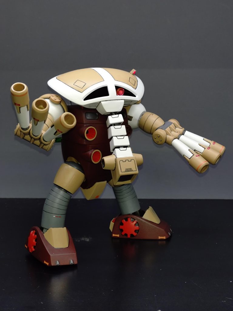 モノアイは当初動かせる予定でしたが、思ったよりも頭の中のスペースが少なく諦めました。両面テープで付いているので多少面倒で有りますが、位置の変更は可能です(笑)