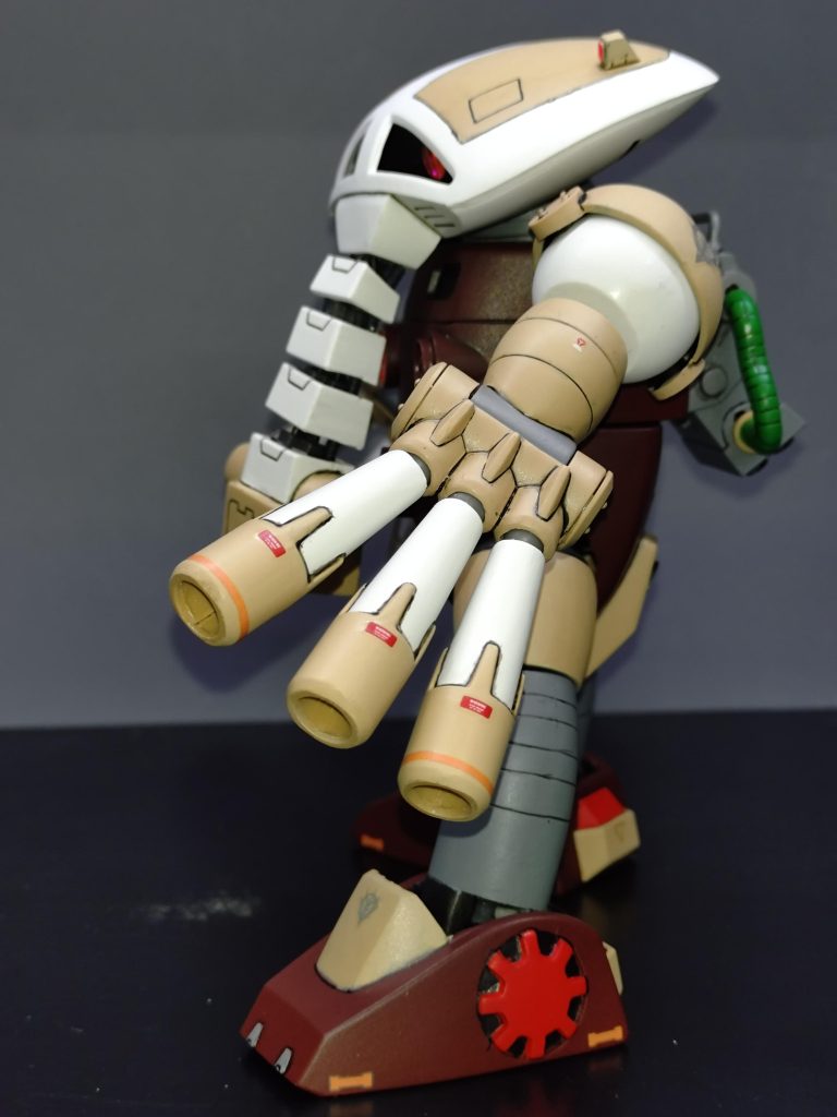 組みながらデカールの貼り場所を考えていましたが、思ったよりも少なかった印象です。モノアイはHアイズを使用。