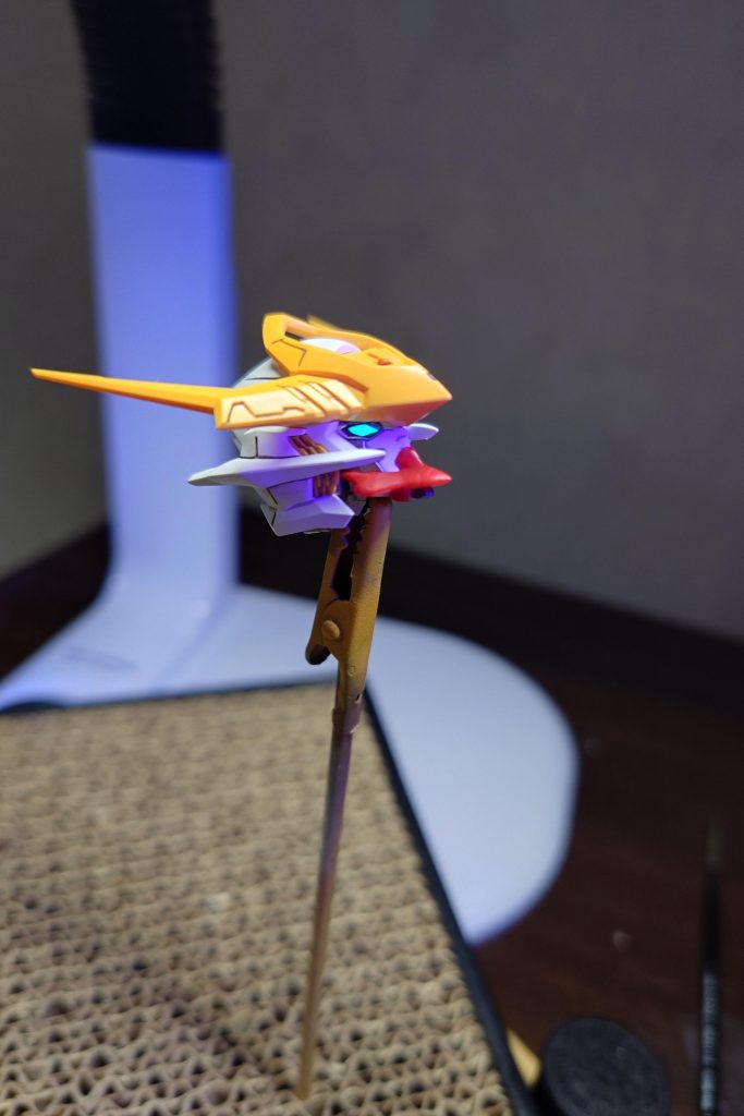 頭部作製途中です。今回はとある方のツインアイの簡単加工を真似して、0.3mmプラ版を切り出し元の目より少し細めにして貼り付けて見ました。ですが、もう少し鋭い目付きにしても良かったかなぁと思ってます。主な加工はここだけで後は全部キットそのままです。