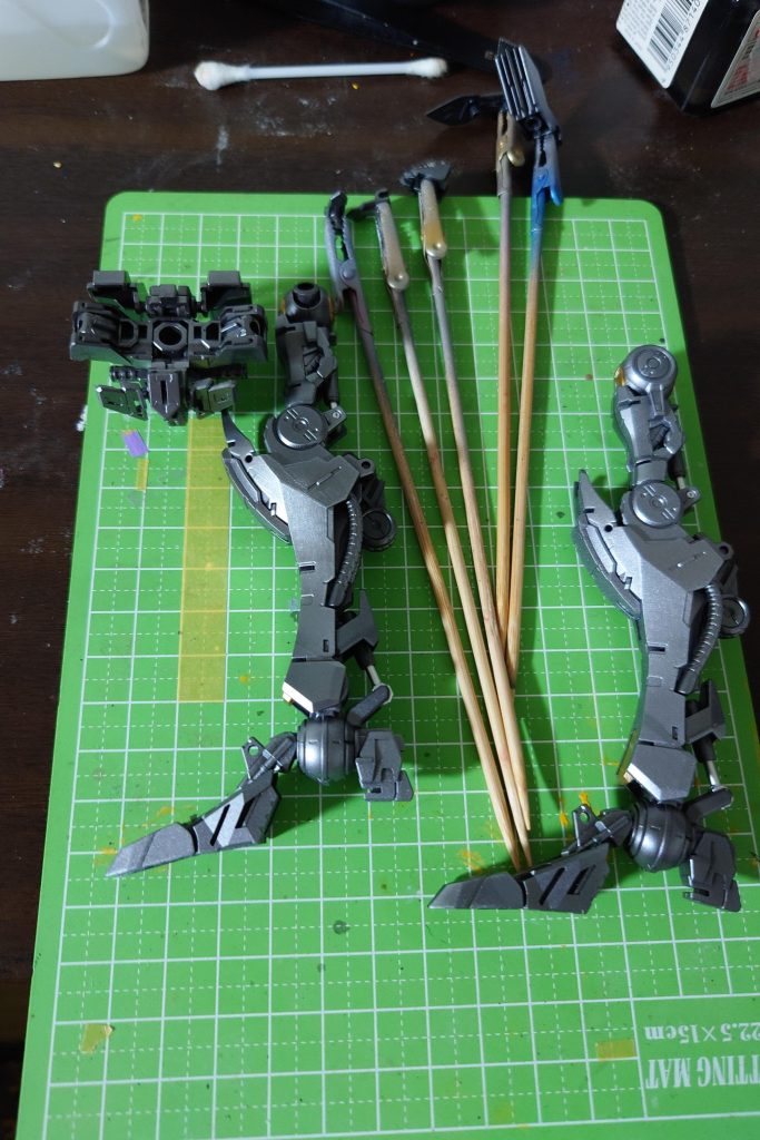 脚部フレーム途中です。元のバルバトスより更に大型になったのか、塗装も中々大変でした…。シリンダー部分がやっぱり格好良い…。