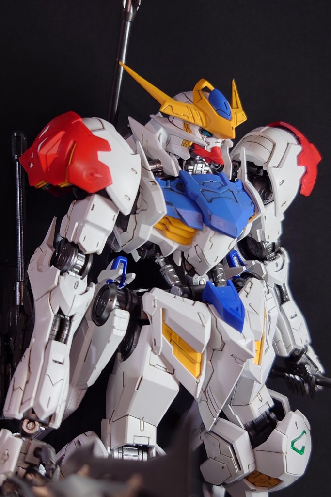 精悍な顔付きのバルバトスの持ち味を活かすために派手なカラーリングチェンジはしませんでした。ガンダムフレームはやっぱり作ってて楽しいプラモデルでした。