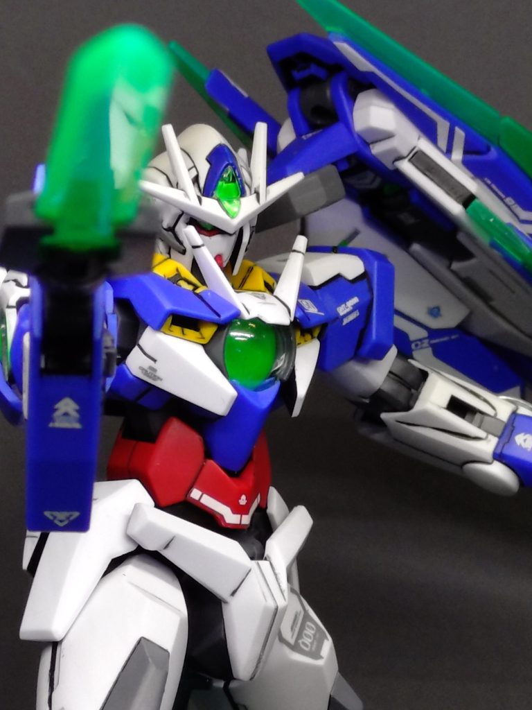 ダブルオー映画版のデカールが手に入らなかったので、GNドライブの中は蛍光グリーン１色となっています。デカールが手に入ったら貼りたいですね。