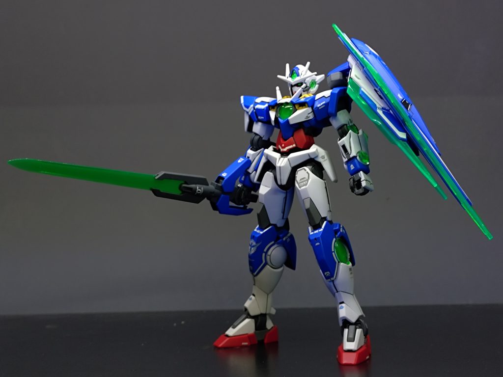 デカールはHGクアンタ用のを使用。大体は取説通り貼ってあります。ソードビットの部分が鬼畜難易度でした…