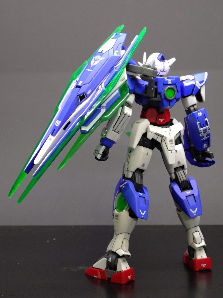 シールド懸架アームの部分がポリキャップ丸見えだったのでプラ板で塞いであります。小さいパーツを１個追加してます。