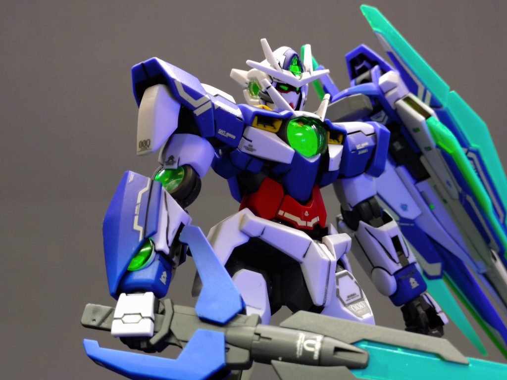 いつものごとくカメラアイやGNドライブ、粒子タンクは蛍光グリーンを塗っているので、ブラックライトを当てると光ります。今回のクリアパーツも反応して光ります。