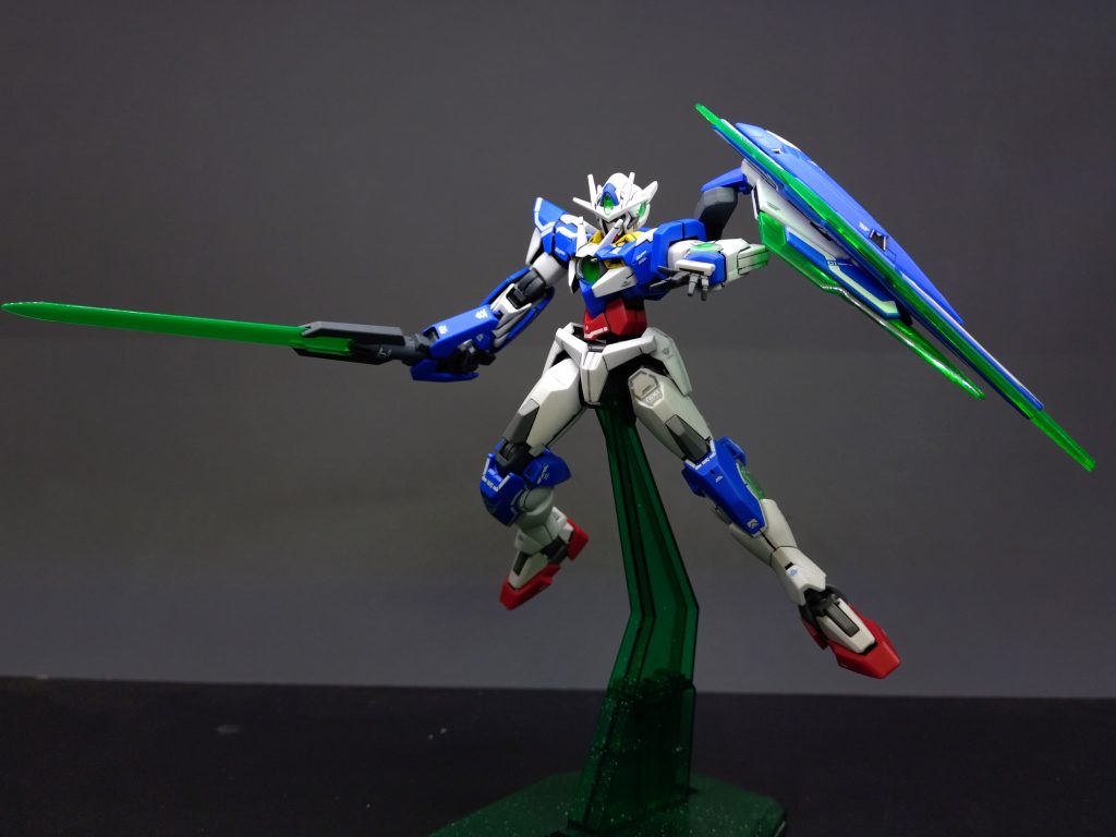 クアンタというか、ダブルオー系機体はサーベルや、ビームライフルを腕に固定する機体が多く、手首を捻る動作が出来ないのでポージングに困る時も有りますね。