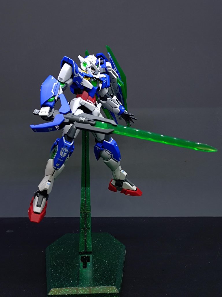 スタンドはキット付属の物を使用。当時はGN粒子イメージの緑ラメスタンドは結構売っていたのですが、最近は余り見ない感じ。全盛期過ぎたから生産少なくしてるのかな。赤ラメはもっと見ない。