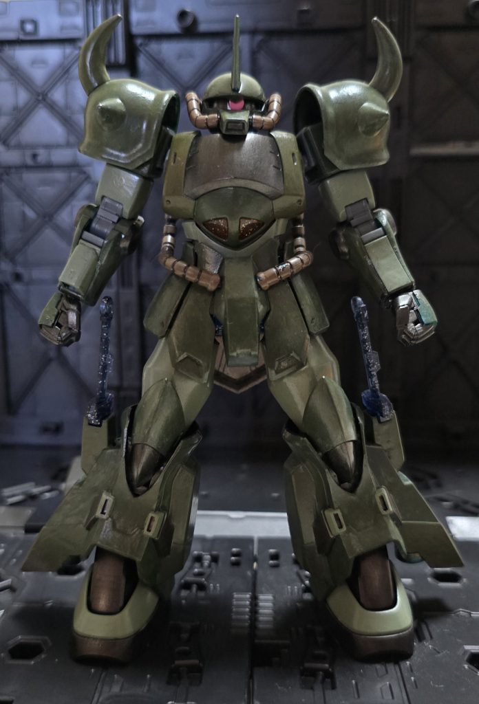 腕の装甲等(武器なのか?)をパージ。これで通常のグフっぽくなりましたが、あくまで「ザフ」です(zaku-kao5)