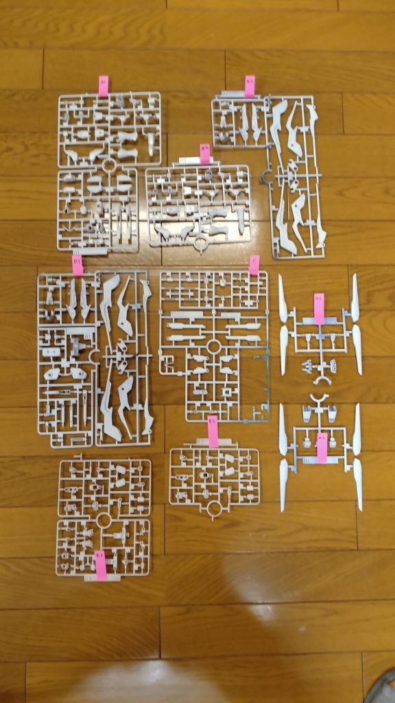 はじめに、ランナーごと白く塗っちゃいましたサーフェイサーとかはあまりやらず、元の色を残すようにしましたが、中々色がつきにくく、4回くらい重ね塗りしました