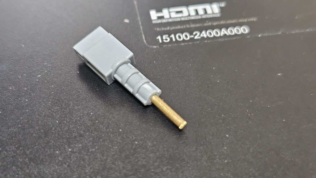 持ち手部分を削り真鍮線を通しています。