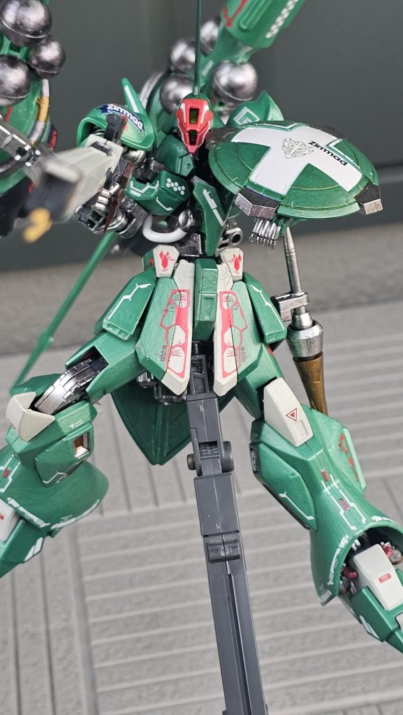 ロングレンジビームライフルジオニクス用に開発されたビームライフル。遠距離からの狙撃、近距離では先端のヒートサーベルによる切り払いなど遠、近距離を意識した設計のビームライフル